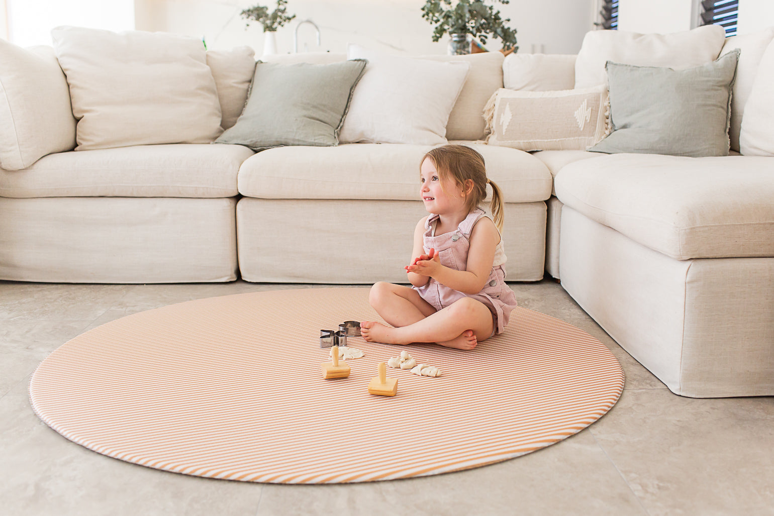 ROUND: Dark Grey Scallops / Clay Stripes Play Mat