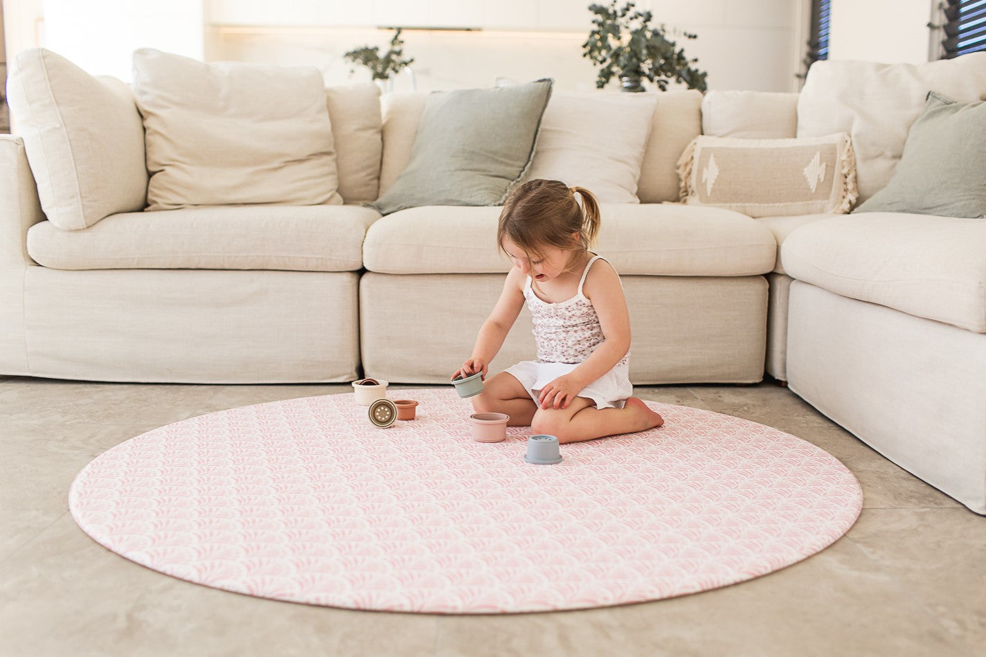 ROUND: Pink Scallops / Neutral Palm Leaf Play Mat