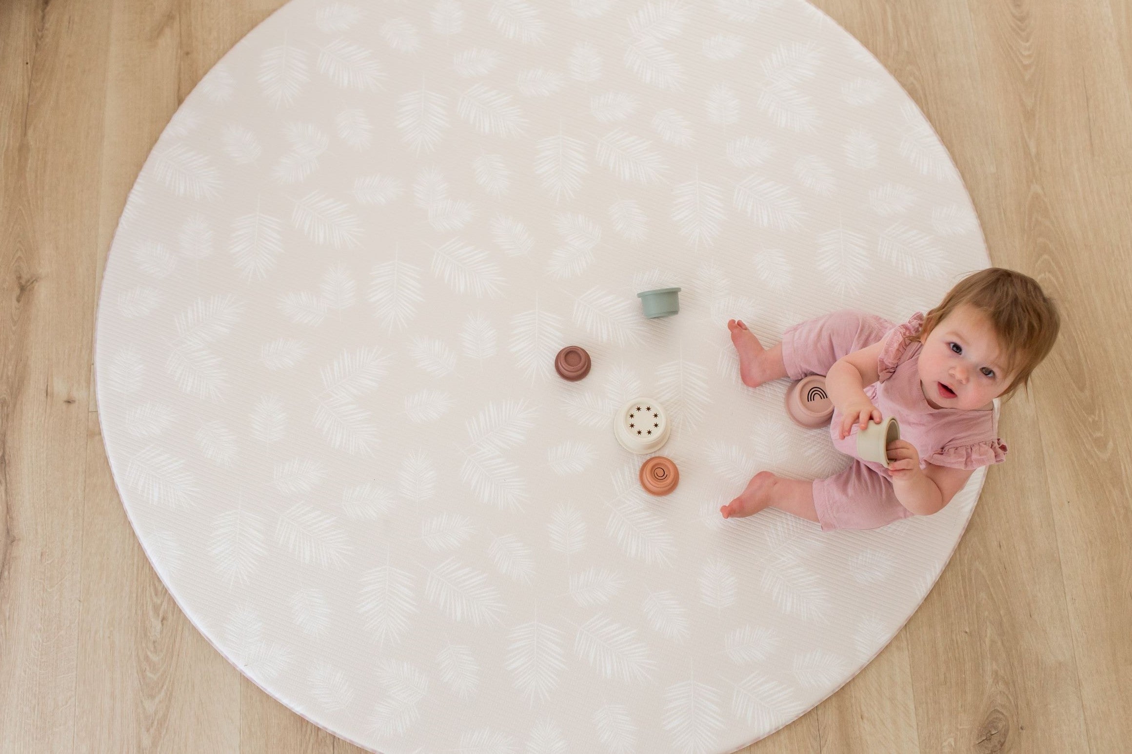 ROUND: Pink Scallops / Neutral Palm Leaf Play Mat