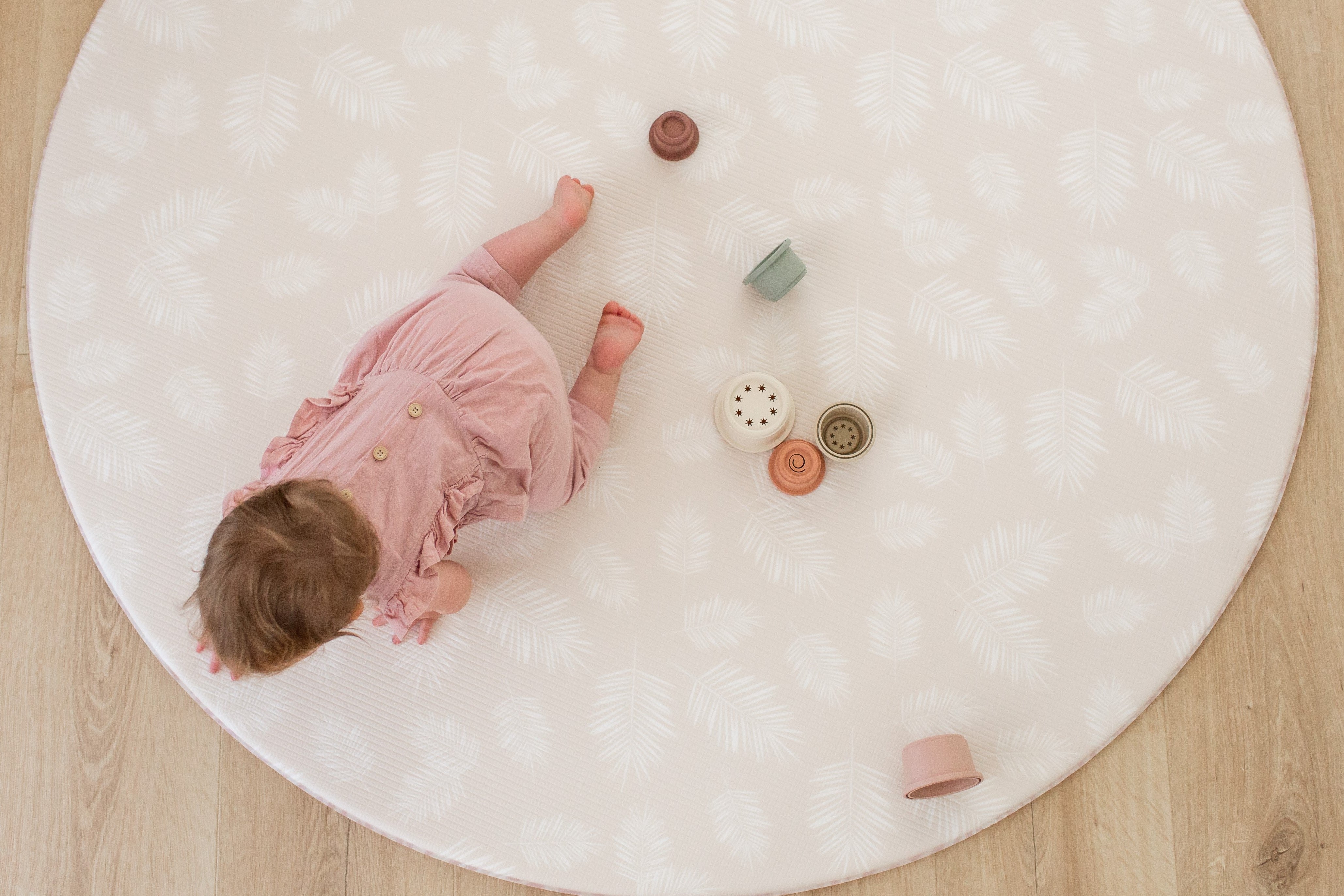 ROUND: Pink Scallops / Neutral Palm Leaf Play Mat