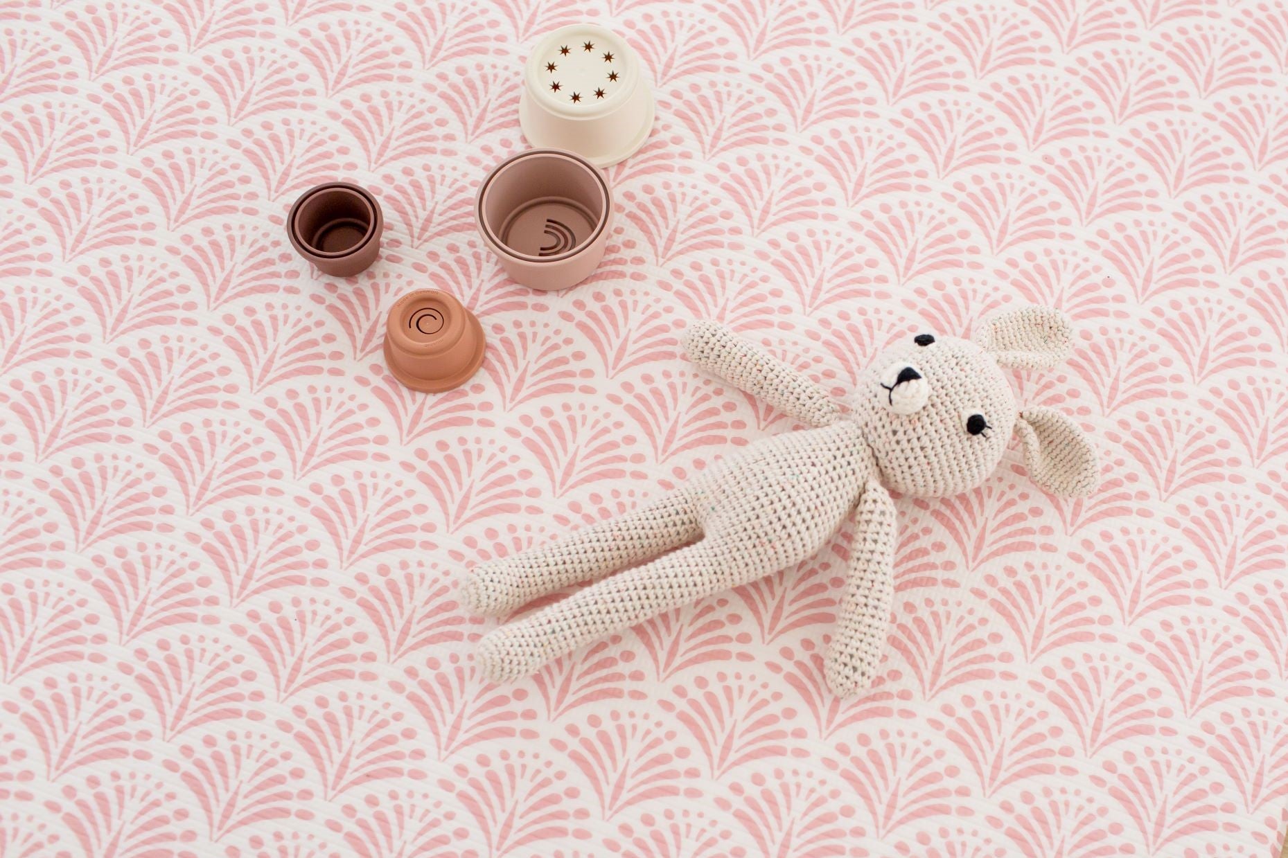 ROUND: Pink Scallops / Neutral Palm Leaf Play Mat