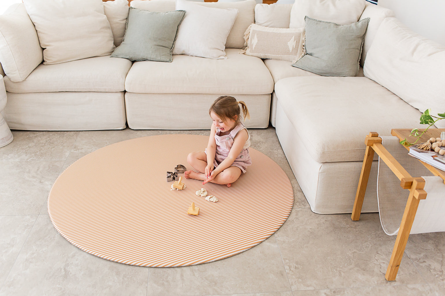 ROUND: Dark Grey Scallops / Clay Stripes Play Mat