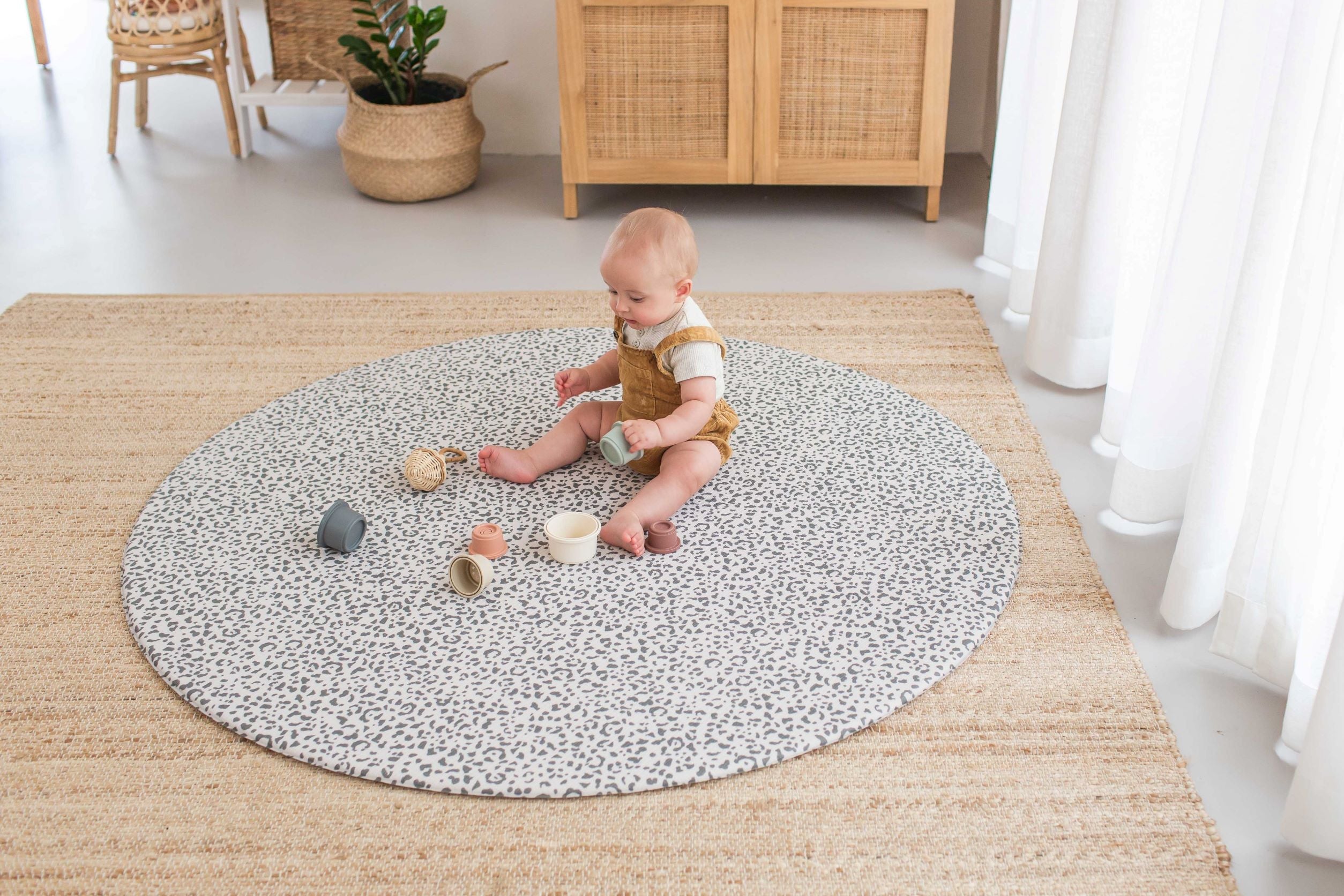 ROUND: Leopard / Neutral Scallops Play Mat