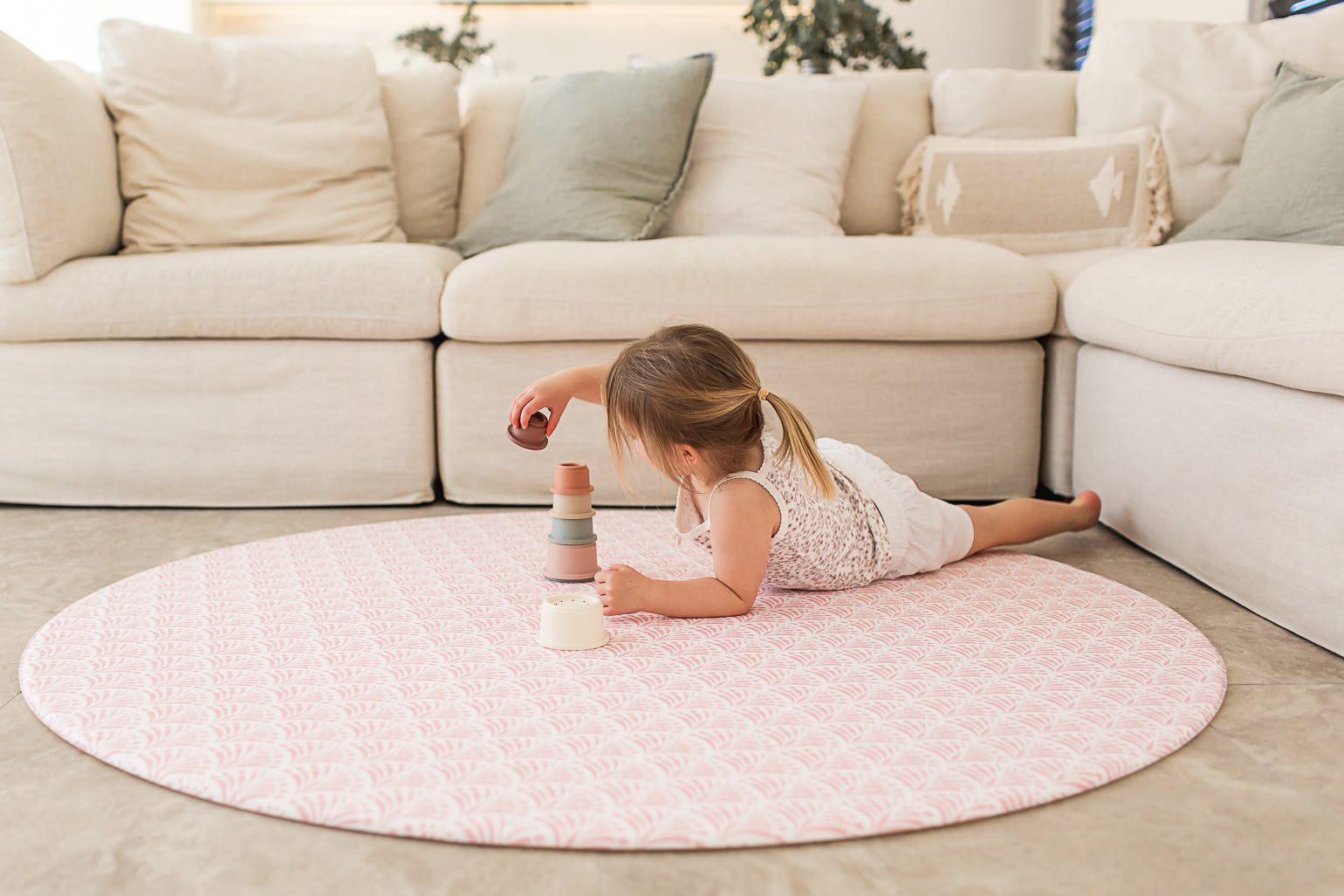 ROUND: Pink Scallops / Neutral Palm Leaf Play Mat